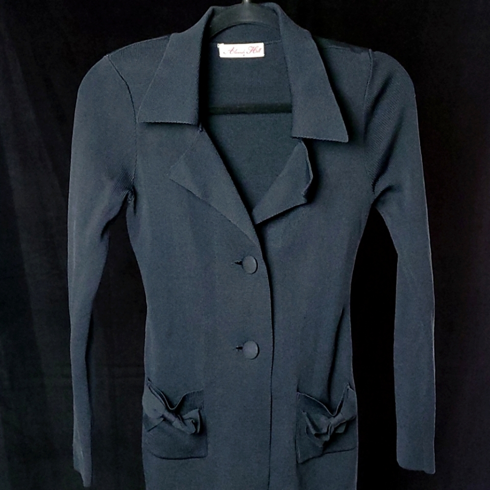 Cute black sweater with belt and shoulder pads 🌟